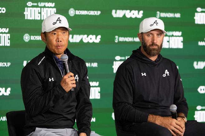 앤서니 김(왼쪽)과 4에이시스GC 주장 더스틴 존슨이 LIV골프 홍콩 개막에 앞서 열린 기자회견에서 질문에 답하고 있다. (사진=LIV Golf)