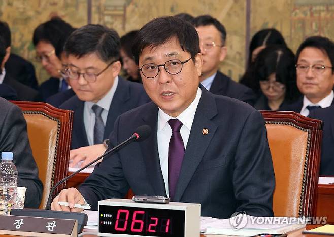 최휘영 문화체육관광부 장관이 4일 국회에서 열린 문화체육관광위원회 제3차 전체 회의에서 여당 의원들의 질의에 답하고 있다. (사진=연합뉴스)