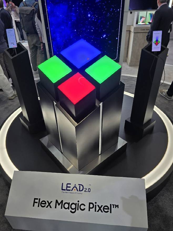 삼성디스플레이가 MWC26 전시장에 '플렉스 매직 픽셀'의 원리를 보여주는 전시를 하고 있다(사진=윤정훈 기자)