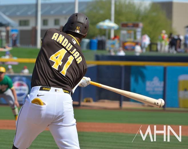(미겔 안두하가 3일 열린 스프링캠프 경기에서 타격을 하고 있다)