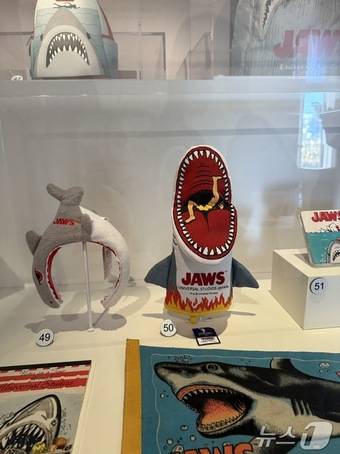 영화 '조스' 테마로 만들어진 각종 소품들ⓒ 뉴스1 윤슬빈 관광전문기자