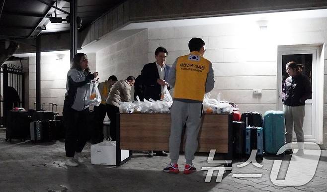 이란에 체류 중이던 우리 국민 24명이 주이란대사관과 현지에 급파되어 있던 외교부 신속대응팀(단장 : 임상우 재외국민보호 및 영사 담당 정부대표)의 지원으로 3일 오후 (한국 시간) 투르크메니스탄으로 무사히 대피했다. 금번 대피 인원은 주이란대사관에서 임차한 버스 2대에 나눠타고 지난 2일 오전 대사관 직원들의 인솔 하에 출발했고, 중간 기착지에서 1박 후 3일 오후 이란-투르크메니스탄 국경을 넘어 안전하게 입국 수속을 마쳤다. 현재는 주투르크메니스탄대사관에서 임차한 버스를 이용하여 수도 아시가바트로 이동 중이며, 내일 한국 또는 제3국으로 개별 출국 예정이다. (외교부 제공. 재판매 및 DB 금지) 2026.3.3 ⓒ 뉴스1 김명섭 기자