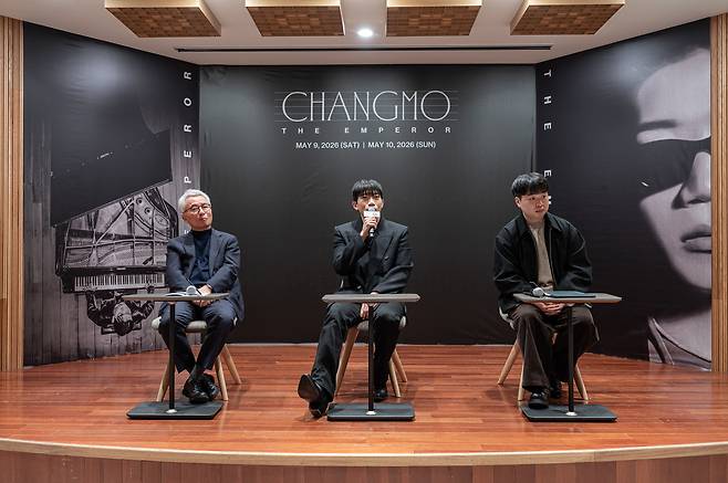 래퍼 창모(가운데)가 '창모: 더 엠퍼러' 제작발표회에서 답변하고 있다.(세종문화회관 제공)