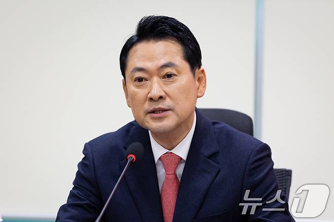 장동혁 국민의힘 대표가 20일 서울 여의도 국회 의원회관에서 열린 '이재명 정부 예산 포퓰리즘 이대로 괜찮은가' 토론회에서 축사를 하고 있다. 2025.11.20 ⓒ 뉴스1 유승관 기자