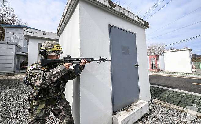 육군 52보병사단 서초 과학화예비군훈련장에서 진행한 예비군훈련 중 예비군들이 시가지 전술훈련을 하고 있는 모습. 2026.3.4./ⓒ 뉴스1(육군 제공)