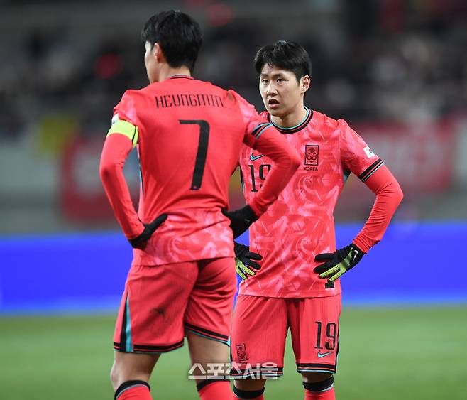 이강인이 지난해 11월18일 서울월드컵경기장에서 열린 남자축구 국가대표 평가전 가나와 경기에서 프리킥 때 손흥민과 대화하고 있다. 상암 | 최승섭기자 thunder@sportsseoul.com