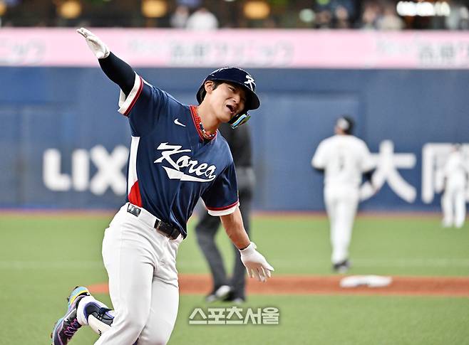 WBC 대한민국 야구대표팀의 김도영이 3일 일본 오사카 교세라돔에서 열리는 오릭스 버팔로스와 연습경기 2회초 2사 1-3루 상황에서 오릭스 선발 가타야마를 상대로 3점 홈런을 친 뒤 세리머니를 하고 있다. 오사카 | 박진업 기자 upandup@sportsseoul.com