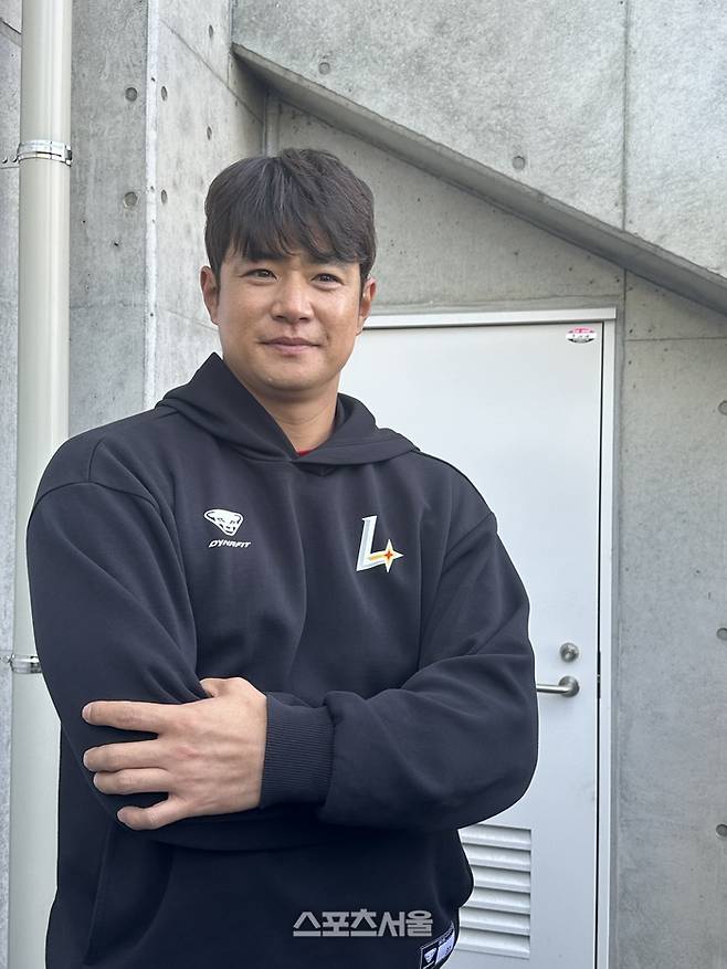 SSG 김재환이 28일 일본 미야자키 오쿠라마하마소호 구장에서 열린 라쿠텐 2군과 평가전에서 승리한 후 취재진의 인터뷰에 응하고 있다. 미야자키 | 이소영 기자 sshong@sportsseoul.com