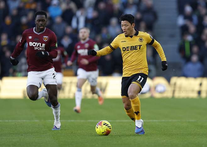 황희찬(오른쪽). 사진 | 울버햄턴=로이터연합뉴스