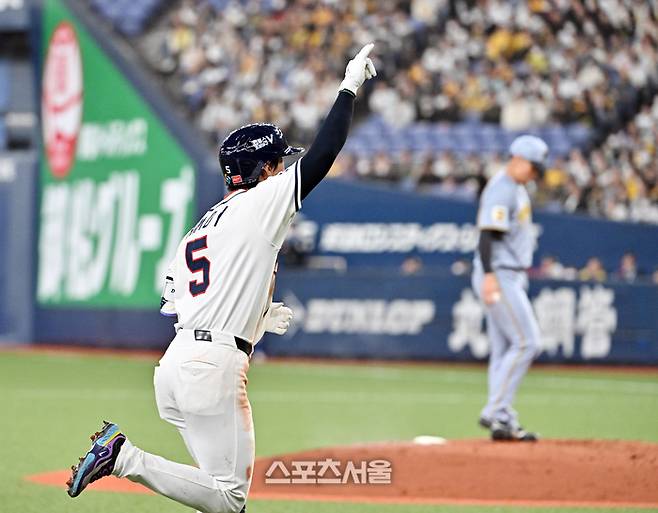 WBC 대한민국 야구대표팀의 김도영이 2일 일본 오사카 교세라돔에서 열린 한신 타이거즈와의 연습경기 5회초 1사 한신 투수 하야가와를 상대로 동점 솔로 홈런을 치고 베이스를 돌고 있다. 오사카 | 박진업 기자 upandup@sportsseoul.com