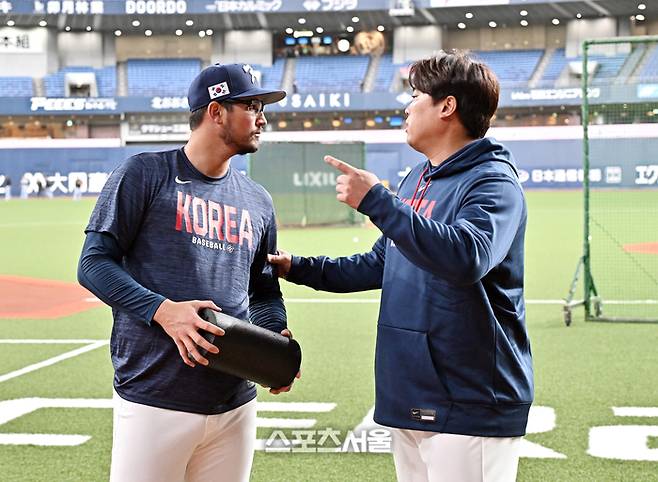 WBC 대한민국 야구대표팀의 류현진(오른쪽)이 2일 일본 오사카 교세라돔에서 열리는 한신 타이거즈의 경기에 앞서 데인 더닝에게 이야기를 하고 있다. 오사카 | 박진업 기자 upandup@sportsseoul.com