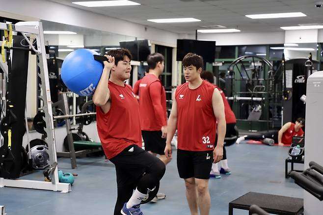 SSG 고명준과 김재환이 미국 플로리다 스프링캠프에서 새벽 동반 훈련을 소화하고 있다. 사진 | SSG 랜더스