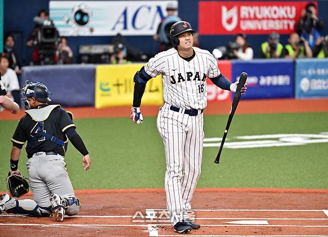 WBC 일본 야구대표팀의 오타니 쇼헤이가 2일 일본 오사카 교세라돔에서 진행된 오릭스 버팔로스와의 연습경기 1회초 타석에서 헛스윙을 한 뒤 얼굴을 찌푸리고 있다. 오사카(일본) | 박진업 기자 upandup@sportsseoul.com