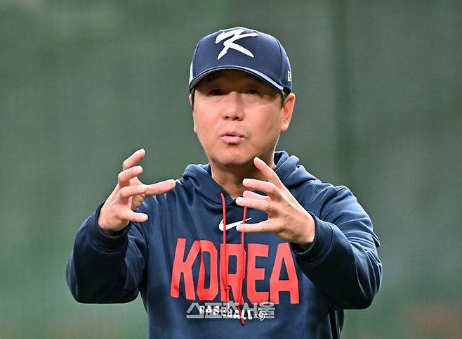 WBC 대한민국 야구대표팀의 류지현 감독이 3일 일본 오사카 교세라돔에서 열리는 오릭스 버팔로스와의 연습경기에 앞서 코칭스태프와 이야기를 나누고 있다. 오사카 | 박진업 기자 upandup@sportsseoul.com