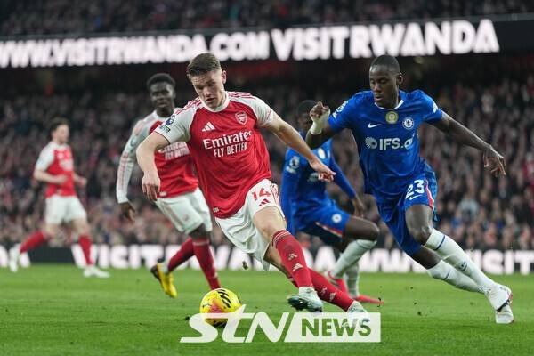 공을 향해 달려가는 아스널의 빅토르 요케레스. /사진=뉴시스(AP)