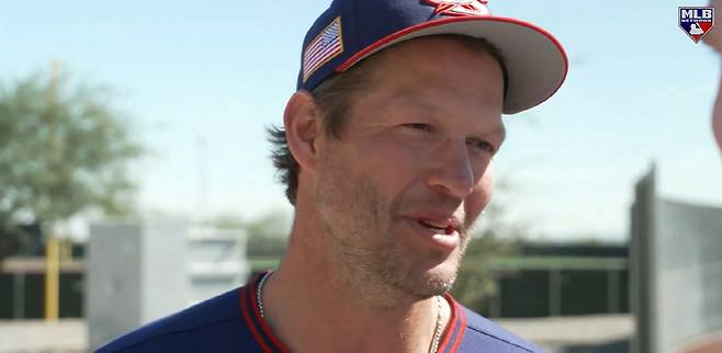 클레이튼 커쇼가 3일(한국시각) WBC 미국 대표팀 훈련이 열리고 있는 애리조나주 피닉스 파파고파크에서 현지 매체들과 인터뷰를 하고 있다. 사진=MLB.com