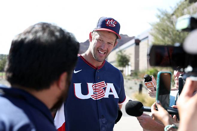 클레이튼 커쇼가 3일(한국시각) WBC 미국 대표팀 훈련이 열리고 있는 애리조나주 피닉스 파파고파크에서 현지 매체들과 인터뷰를 하고 있다. AFP연합뉴스
