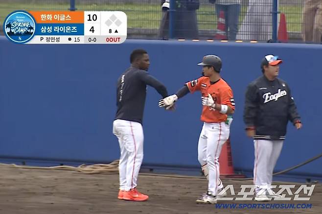 한화 오재원이 데뷔 첫 홈런을 치고 페라자와 세리머니를 하고 있다. 삼성 라이온즈 유튜브 방송 화면 캡쳐