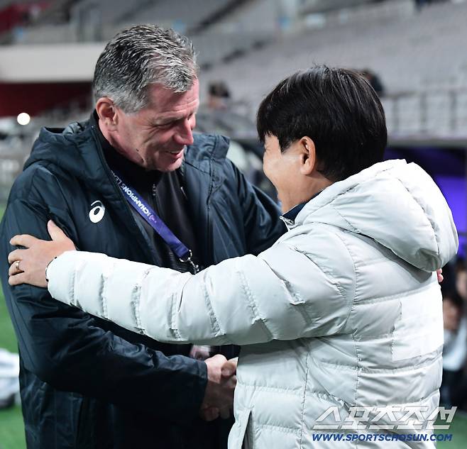 4일 오후 서울월드컵경기장에서 열린 FC서울과 비셀 고베의 아시아챔피언스리그 엘리트(ACLE) 16강 1차전 경기. 비셀 고베 스키베 감독과 인사를 나누는 FC서울 김기동 감독. 상암=송정헌 기자songs@sportschosun.com/2026.03.04/