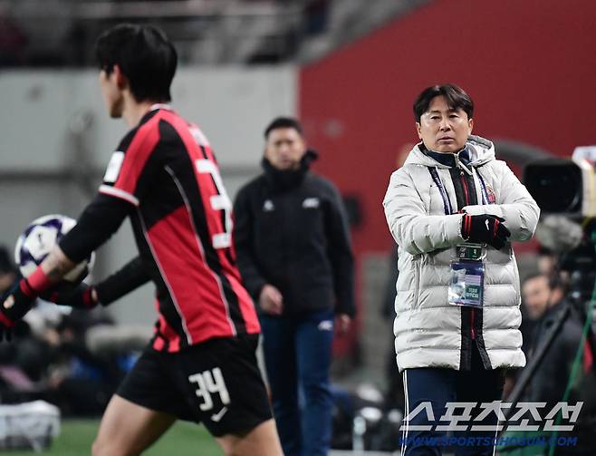 4일 오후 서울월드컵경기장에서 열린 FC서울과 비셀 고베의 아시아챔피언스리그 엘리트(ACLE) 16강 1차전 경기. 경기 지켜보는 FC서울 김기동 감독. 상암=송정헌 기자songs@sportschosun.com/2026.03.04/