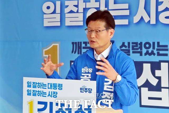 김정섭 공주시장 예비후보가 4일 공주시 신관동 선거사무소에서 교육 분야 2차 공약을 발표하고 있다. /김형중 기자