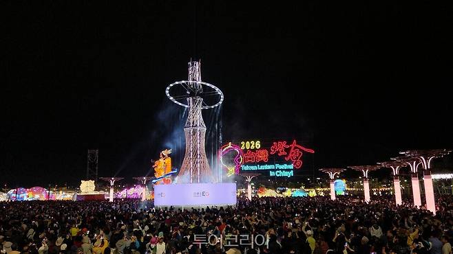 ２０２６ 타이완등불축제 주등&nbsp;'광목–세계의 아리산(光 沐–世界的阿里山)'이 점등되자 일제히 관람객들이 주등을 바라보며 사진、 영상을 찍고 있다／사진－투어코리아