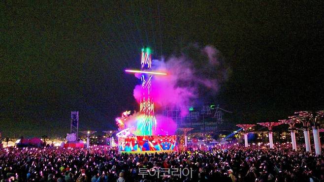 ２０２６ 타이완등불축제 주등&nbsp;'광목–세계의 아리산(光 沐–世界的阿里山)'이 점등되자 일제히 관람객들이 주등을 바라보며 사진、 영상을 찍고 있다／사진－투어코리아