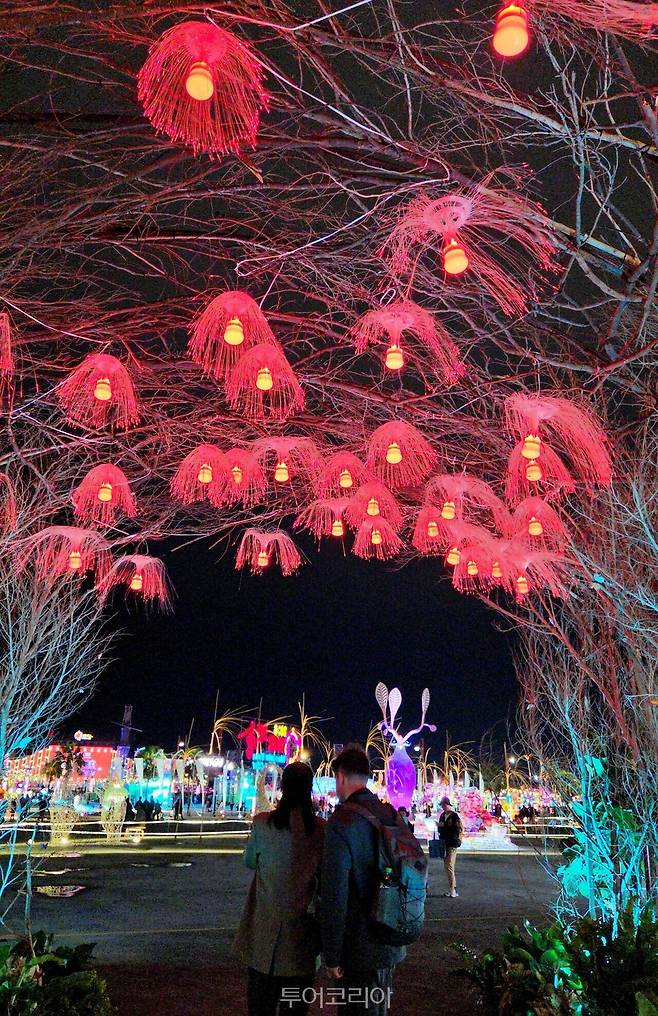 타이완등불축제는 즐기는 여행객／사진－투어코리아