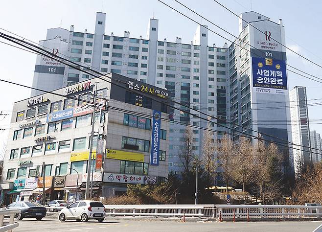 지난 1월 리모델링 사업 계획 승인을 받은 성복역 리버파크.