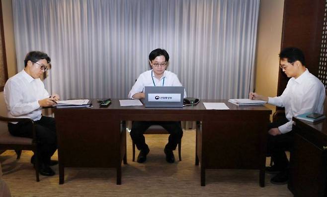 필리핀을 순방중인 김정관 산업통상부 장관이 3일 필리핀 더 마닐라호텔에서 화상으로 제3차 중동상황 시룰경제 점검회의를 주재하고 업종별 영향을 점검하고 있다. 산업통상부.