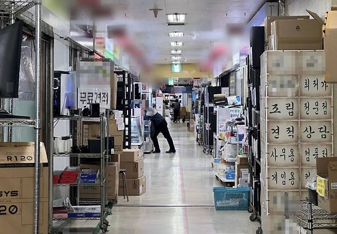 지난 3일 서울 용산구 선인상가에서 한 직원이 박스를 끌고 있다. 선인상가에는 노트북 등 전자기기를 사러 온 사람이 없어 복도가 한산했다. 이은서 기자