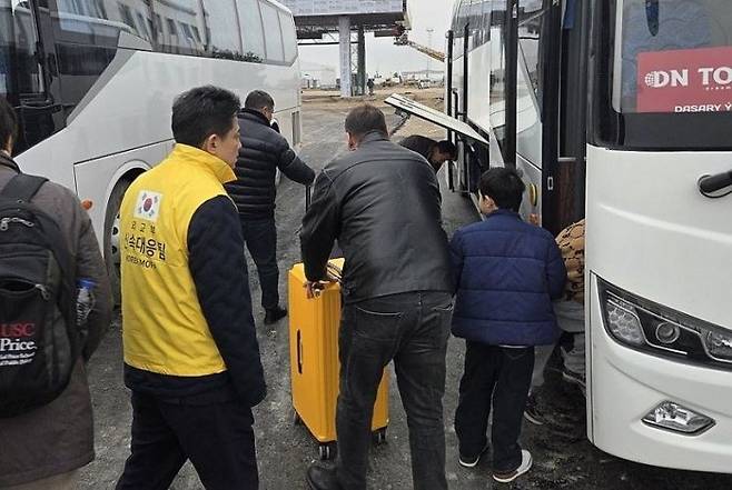 3일(현지시간) 외교부 신속대응팀과 주이란한국 대사관 관계자들이 이란에서 투르크메니스탄으로 대피하는 교민 24명을 돕고 있다. 외교부 제공