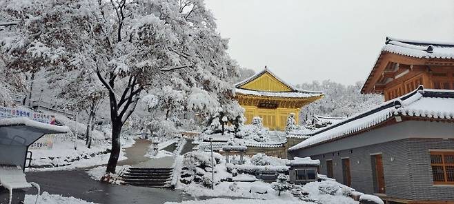 강원 대설 특보…낮·밤 기온차↑ [내일날씨]=목요일인 내일(5일) 날씨는 중부지방과 제주도는 대체로 흐리겠고, 남부지방은 대체로 맑다가 오후부터 차차 흐려지겠다. 아침 최저기온은 -3~6℃, 낮 최고기온은 10~16℃가 되겠다.밤(18~24시)부터 전국 대부분 지역에 비 또는 눈이 내리겠고 강원 산지를 중심으로 많은 눈이 내리겠다. 이미 많은 눈이 쌓여있는 강원 산지와 강원 중.북부 내륙을 중심으로 밤(21~24시)부터 강한 눈이 내리면서 대설 특보를 발표할 가능성이 있겠으니, 눈으로 인한 피해가 없도록 각별히 주의하기 바란다. ⓒbnt뉴스: 오늘날씨, 내일날씨, 주간날씨 예보