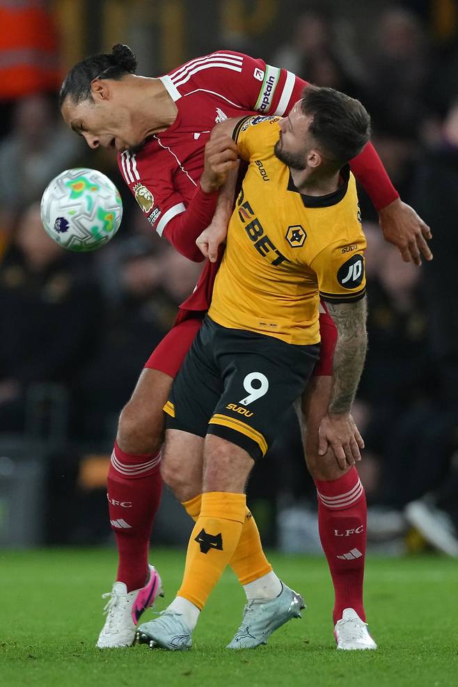 4일 EPL 29라운드 울버햄튼과 리버풀의 경기에서 리버풀 주장 피르질 판 다이크(뒤)가 울버햄튼 공격수 아담 암스트롱을 상대로 헤딩 경합을 하고 있다./AP 연합뉴스