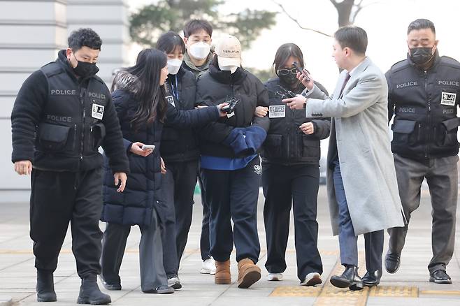 서울 강북구 수유동 모텔에서 남성 2명을 숨지게 한 혐의를 받는 20대 여성 A씨가 지난 12일 서울북부지법에서 영장실질심사를 받기 위해 출석하고 있다. /연합뉴스