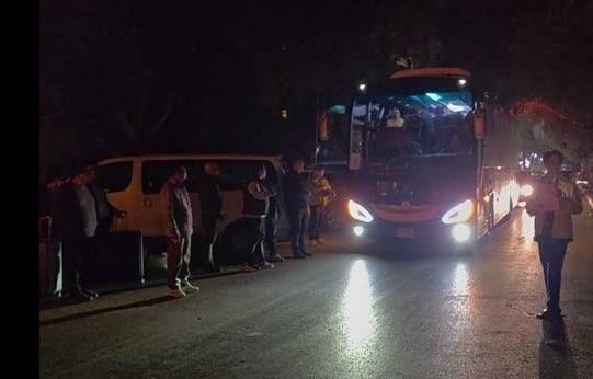 피란길 이스라엘 교민 등을 태운 버스가 4일 이집트 수도 카이로에 도착하고 있다. /연합뉴스