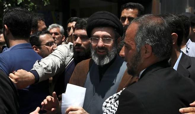 미국과 이스라엘의 공습으로 사망한 이란 최고지도자 아야톨라 알리 하메네이의 둘째아들 모즈타바 하메네이(오른쪽 두번째). ⓒ AP/뉴시스