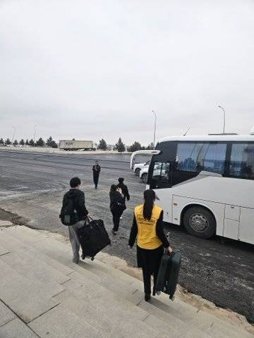 정부는 이란에 체류 중이던 우리 국민 23명이 버스를 타고 육로 이동해 인접국인 투르크매니스탄으로 안전하게 대피했다고 밝혔다. (외교부 제공)