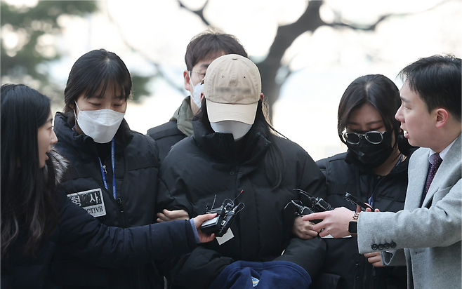 강북구 수유동 모텔에서 약물이 든 음료를 건네 타인을 숨지게 한 혐의를 받는 20대 여성이 12일 오전 서울 도봉구 북부지방법원에서 열린 영장실질심사(구속 전 피의자 심문)에 출석하고 있다. 경찰은 이 여성이 지난달 말 또 다른 남성에게도 동일한 수법으로 범행을 저지른 것으로 보고 숨진 이들의 부검을 진행 중이다. 2026.2.12/뉴스1