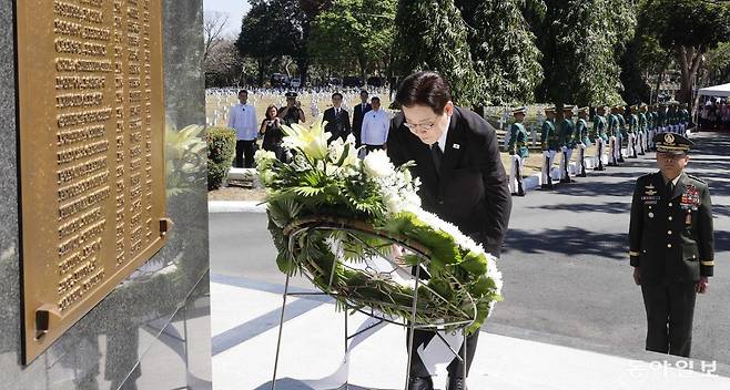 이재명 대통령이 4일 오전 필리핀 국립묘지인 영웅묘지를 방문해 한국전 참전 기념비에 헌화하고 있다. 마닐라=송은석 기자 silverstone@donga.com