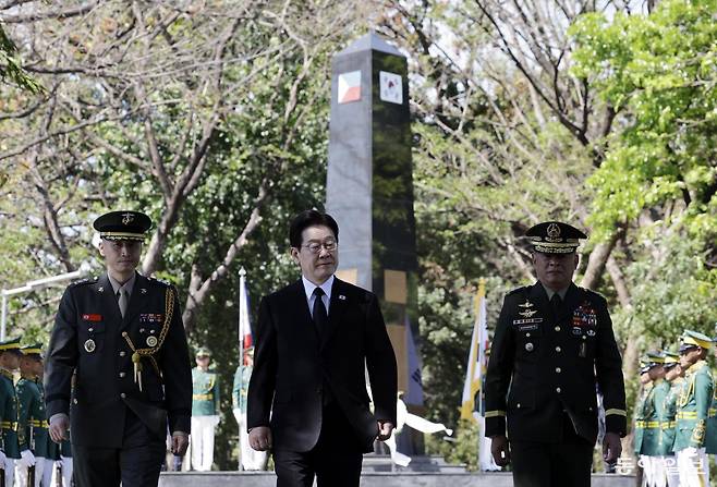 이재명 대통령이 4일 오전 필리핀 마닐라 국립묘지인 영웅묘지를 방문해 한국전 참전 기념비에 헌화를 하고 있다. 마닐라=송은석 기자 silverstone@donga.com