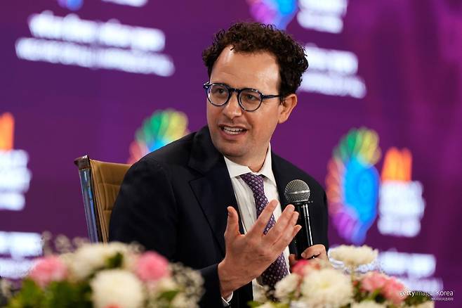 앤스로픽(Anthropic)의 공동 창업자이자 CEO인 다리오 아모데이(Dario Amodei)가 연설하는 모습. ⓒGetty Images