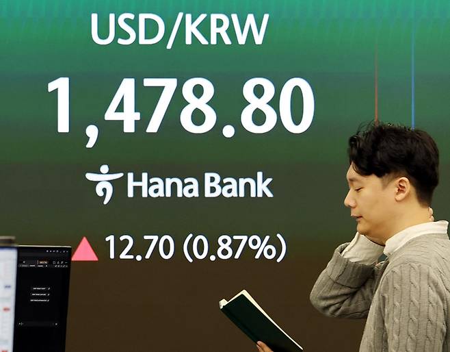 4일 오전 서울 중구 하나은행 딜링룸에서 딜러들이 업무를 하고 있다.  서울 외환시장에서 원·달러 환율은 전 거래일 주간거래 종가(1466.1원)보다 12.9원 오른 1479.0원에 출발했다. 뉴시스