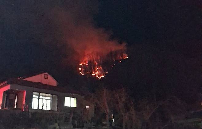 지난달 25일 오후 7시 29분 경북 영주시 안정면 용산리 용수사 방향 야산에 야간 비행훈련 중이던 충주기지 소속 F-16C 전투기가 추락해 산불이 발생했다. 뉴시스