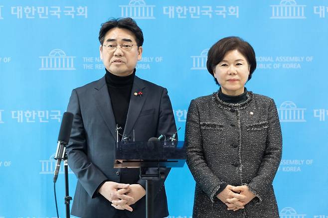 이성권 국민의힘 의원이 4일 서울 여의도 국회 소통관에서 당내 개혁·소장파 의원 모임인 ‘대안과미래’의 송언석 원내대표, 장동혁 대표와의 면담에 관해 백브리핑하고 있다. 뉴스1