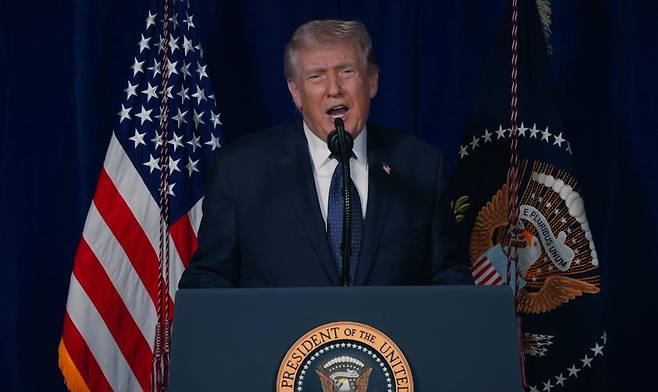 도널드 트럼프 미국 대통령이 1일(현지시간)  소셜미디어에 올린 6분 분량의 동영상에서 이란에 대한 군사공격이 “모든 목표가 달성될 때까지 계속될 것”이라고 밝혔다. 백악관 X 캡처