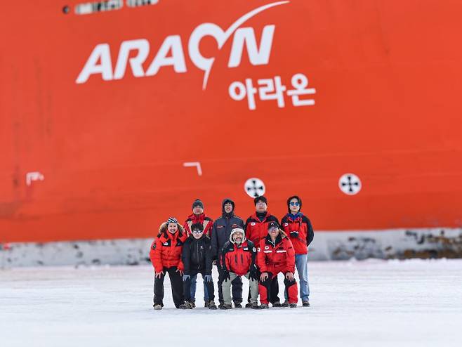 항해 종료 후 아라온호 앞에서 극지연구소 중앙해령 연구진이 기념 촬영을 하고 있다. 극지연구소 제공