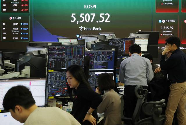 4일 중구 하나은행 본점 딜링룸 전광판에 실시간 코스피가 표시돼 있다. 이날 코스피는 미국과 이란 간 전쟁 발발 이후 중동 전역에 긴장감이 번지면서 급락해 5550대로 밀려났다. [연합뉴스]
