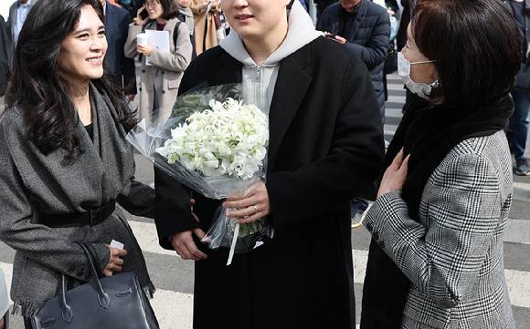 이부진 호텔신라 사장(왼쪽)이 지난달 26일 서울 관악구 서울대학교에서 입학식을 마치고 아들 임모 군과 함께 나서고 있다. [연합뉴스]