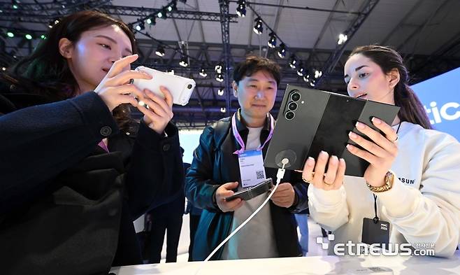 MWC26 삼성전자 부스에서 관람객이 갤럭시Z 트라이폴드를 체험하고 있다.